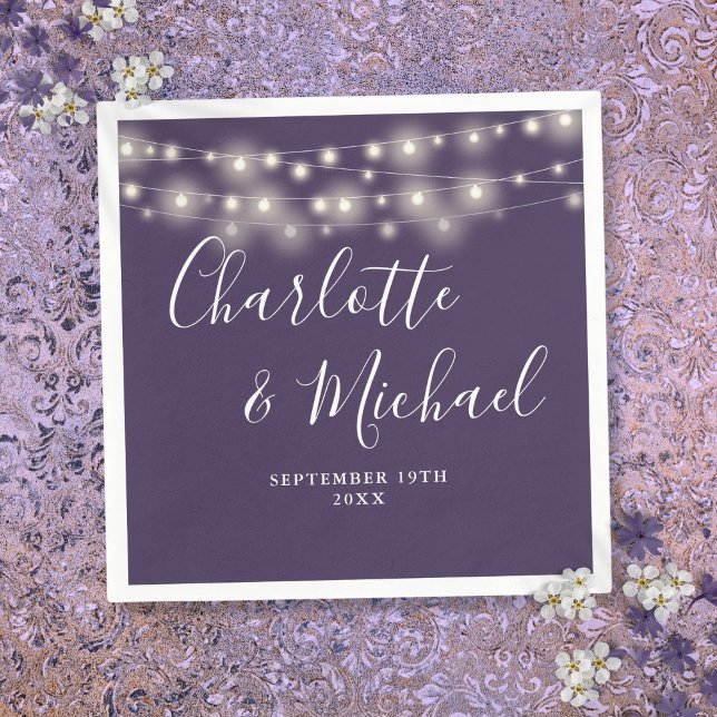 Servilleta De Papel Leyenda de cadena Firma Script Purple Boda (String Lights Signature Script Purple Wedding Napkins)