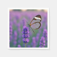 Mariposa de alas de vidrio en una flor de lavanda