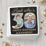 Servilleta De Papel Mira quién es 30 Black & Gold Happy Birthday 2 Pho<br><div class="desc">¡Mira quién tiene 30 años! Añada un toque elegante y personalizado a las decoraciones de fiestas de 30 años para él o ella con elegantes servilletas de papel fotográfico personalizado. Las imágenes y la redacción de esta plantilla son sencillas para el personalizar (IMAGE PLACEMENT TIP: Una forma sencilla de colocar...</div>