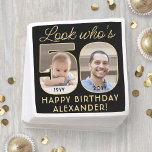 Servilleta De Papel Mira quién es 50 Black & Gold Happy Birthday 2 Pho<br><div class="desc">¡Mira quién tiene 50 años! Añada un toque elegante y personalizado a las decoraciones de fiestas de 50 años para él o ella con elegantes servilletas de papel fotográfico personalizado. Las imágenes y la redacción de esta plantilla son sencillas para el personalizar (IMAGE PLACEMENT TIP: Una forma sencilla de colocar...</div>
