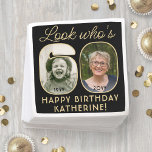Servilleta De Papel Mira quién es 60 Black & Gold Happy Birthday 2 Pho<br><div class="desc">¡Mira quién tiene 60 años! Añada un toque elegante y personalizado a las decoraciones de la fiesta de cumpleaños número 60 para él o ella con elegantes servilletas de papel fotográfico personalizado. Las imágenes y la redacción de esta plantilla son sencillas para el personalizar (IMAGE PLACEMENT TIP: Una forma sencilla...</div>