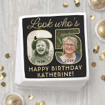 Servilleta De Papel Mira quién es 65 Black & Gold Happy Birthday 2 Pho<br><div class="desc">¡Mira quién tiene 65 años! Añada un toque elegante y personalizado a las decoraciones de la fiesta de cumpleaños número 65 para él o ella con elegantes servilletas de papel fotográfico personalizado. Las imágenes y la redacción de esta plantilla son sencillas para el personalizar (IMAGE PLACEMENT TIP: Una forma sencilla...</div>