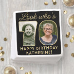 Servilleta De Papel Mira quién es 70 Black & Gold Happy Birthday 2 Pho<br><div class="desc">¡Mira quién tiene 70 años! Añada un toque elegante y personalizado a las decoraciones de la fiesta de cumpleaños número 70 para él o ella con elegantes servilletas de papel fotográfico personalizado. Las imágenes y la redacción de esta plantilla son sencillas para el personalizar (IMAGE PLACEMENT TIP: Una forma sencilla...</div>