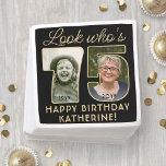 Servilleta De Papel Mira quién es 75 Black & Gold Happy Birthday 2 Pho<br><div class="desc">¡Mira quién tiene 75 años! Añada un toque elegante y personalizado a las decoraciones de la fiesta de cumpleaños número 75 para él o ella con elegantes servilletas de papel fotográfico personalizado. Las imágenes y la redacción de esta plantilla son sencillas para el personalizar (IMAGE PLACEMENT TIP: Una forma sencilla...</div>