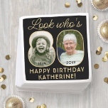 Servilleta De Papel Mira quién es 80 Black & Gold Happy Birthday 2 Pho<br><div class="desc">¡Mira quién tiene 80 años! Añada un toque elegante y personalizado a las decoraciones de la fiesta de cumpleaños número 80 para él o ella con elegantes servilletas de papel fotográfico personalizado. Las imágenes y la redacción de esta plantilla son sencillas para el personalizar (IMAGE PLACEMENT TIP: Una forma sencilla...</div>