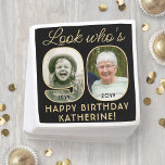 Servilleta De Papel Mira quién es 90 Black & Gold Happy Birthday 2 Pho<br><div class="desc">¡Mira quién tiene 90 años! Añada un toque elegante y personalizado a las decoraciones de la fiesta de cumpleaños número 90 para él o ella con elegantes servilletas de papel fotográfico personalizado. Las imágenes y la redacción de esta plantilla son sencillas para el personalizar (IMAGE PLACEMENT TIP: Una forma sencilla...</div>