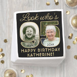 Servilleta De Papel Mira quién es 95 Black & Gold Happy Birthday 2 Pho<br><div class="desc">¡Mira quién tiene 95 años! Añada un toque elegante y personalizado a las decoraciones de la fiesta de cumpleaños 95 para él o ella con elegantes servilletas de papel fotográfico personalizado. Las imágenes y la redacción de esta plantilla son sencillas para el personalizar (IMAGE PLACEMENT TIP: Una forma sencilla de...</div>