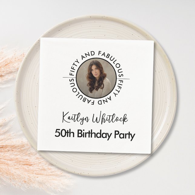Servilleta De Papel Modern Minimalist Black White Fifty and Fabulous (black and white fifty and fabulous 50th birthday party napkins modern minimalist elegant script font)