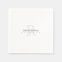 monograma familiar (nombres/iniciales) en blanco e