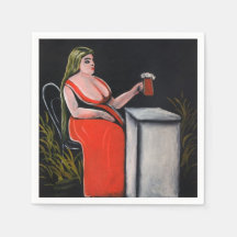 Mujer curvada con una taza de cerveza