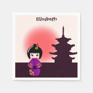 Servilleta De Papel muñeca kokeshi japonesa en el templo durante la p