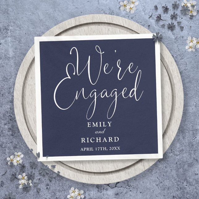 Servilleta De Papel Navy Blue Somos el Partido de Compromiso de Guione (Navy Blue We're Engaged Script Engagement Party Napkins)