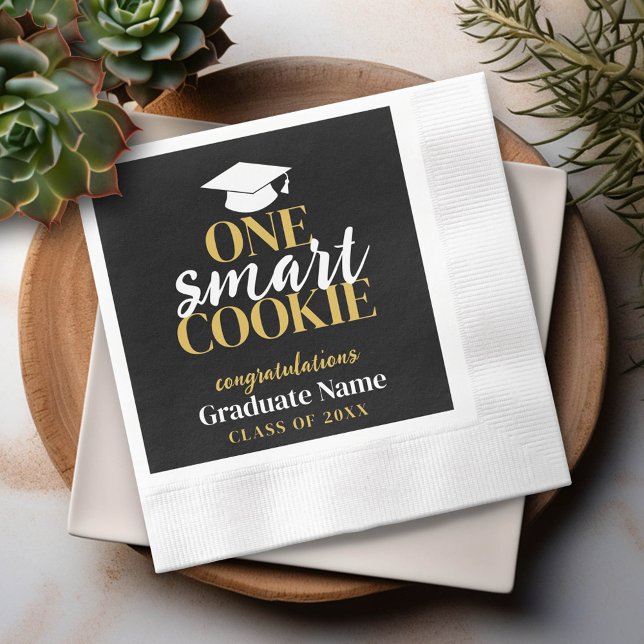 Servilleta De Papel One Smart Cookie - Graduación moderna de oro negro (Custom Graduation Party Napkin - Modern Black and Gold Design with Grad's Name)