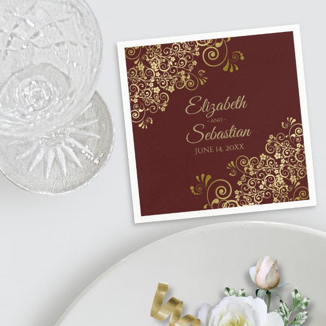 Servilleta De Papel Ornate Gold Curls Elegant Auburn Brown Boda (In Situ with Plate)
