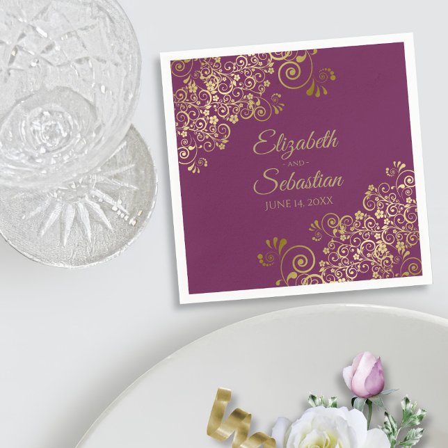 Servilleta De Papel Ornate Gold Filigree Elegant Cassis Boda Púrpura (In Situ with Plate)