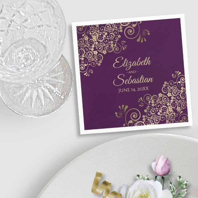 Servilleta De Papel Ornate Gold Filigree Elegant Plum Purple Boda (In Situ with Plate)