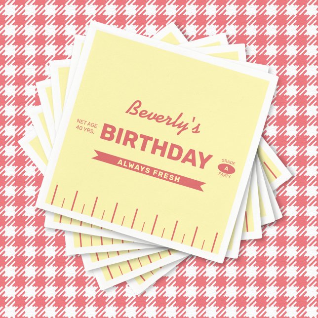 Servilleta De Papel Palito de Mantequilla Retro Personalizado Fiesta d (Retro stick of butter personalized birthday napkins in butter yellow with sweet red accents.)
