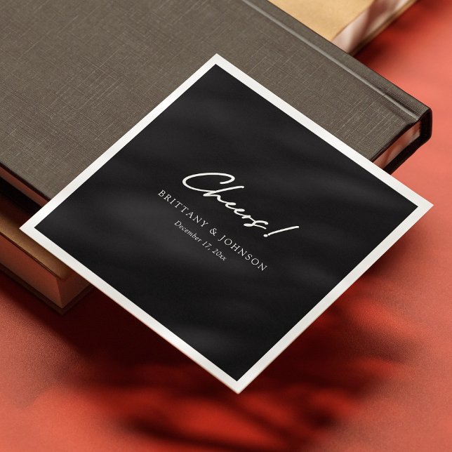 Servilleta De Papel Pantalones Bodas blancos y negros personalizados (Elegant Black and White Cheers Script Wedding Napkins With Names and Date)