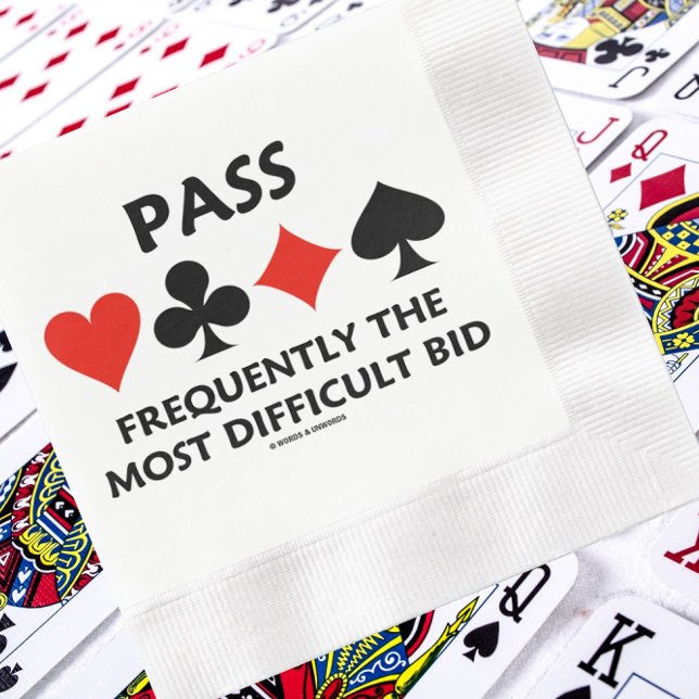 Servilleta De Papel Pasar Con Frecuencia El Puente Bid Más Difícil (Paper napkin featuring four card suits and classic bridge statement on passing as a bridge bid)