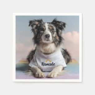 Servilleta De Papel Perro lindo en una camiseta "Namaste" en una alfom