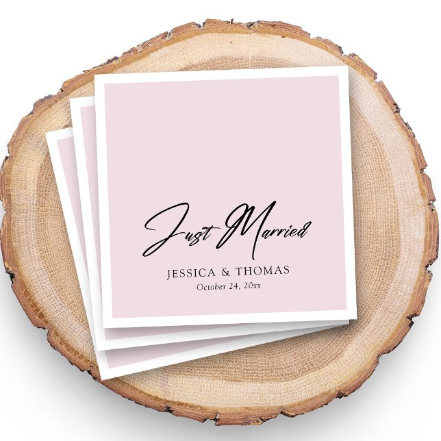 Servilleta De Papel Personalizado Acabo de casar con una mano con una  (Personalized Just Married napkins with the couple's names and wedding date.)