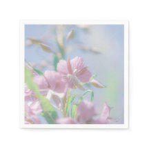 Planta verde cielo azul deja flores moradas