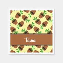 Planta verde en olla de terracota en amarillo