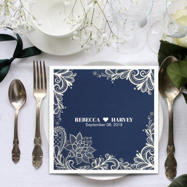 Servilleta De Papel playa moderna boda azul marino de encaje blanco (modern beach nautical white lace navy blue wedding napkins)