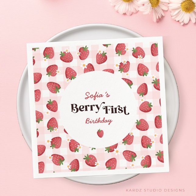 Servilleta De Papel Primer cumpleaños de fresa Berry (This personalized napkins have the size or a cocktail paper napkin. Perfect for a sweet birthday.)
