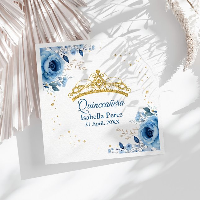 Servilleta De Papel Quinceanera Gold Tiara Purpurina y Blue Floral (Quinceanera Gold Tiara Glitter and Blue Floral Napkins on a sunny table with white boho dry flowers)