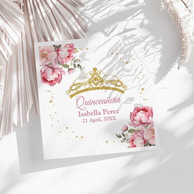 Servilleta De Papel Quinceanera Gold Tiara Purpurina y floral rosa (Quinceanera Gold Tiara Glitter and Pink Floral Napkins on a sunny table with white dry flowers.)