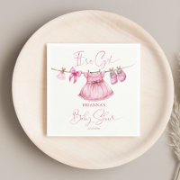 Ropa rosa perpendicular en una línea chica ducha b