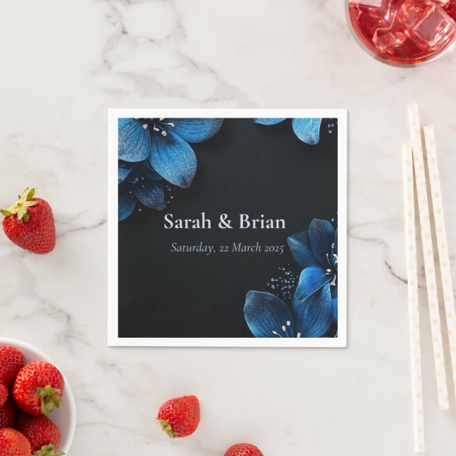 Servilleta De Papel Ropas bodas oscuras flores azules purpurinas (In situ)