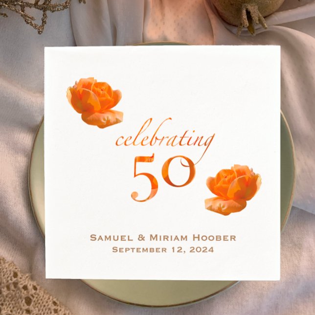 Servilleta De Papel Rosa de melocotón con 50 años de boda personalizad (Personalized unique elegant peach rose napkins for 50th golden anniversary party with couples names.)