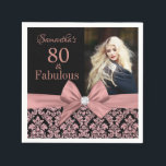 Servilleta De Papel Rosa purpurina de oro damask 80th Birthday photo<br><div class="desc">damasco negro Rosa purpurina de oro | 80.ª servilleta de papel de cumpleaños. ¡Ochenta y fabulosa! Una preciosa y elegante y moderna purpurina de oro rosa color de color rosa, damasco floral 80th Birthday Party servilleta que puede personalizar la celebración de su 80º cumpleaños. En el centro del arco rosado...</div>