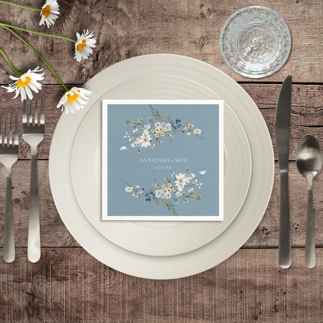 Servilleta De Papel Rústico Boda de Flores y Daisies Azul (Rustic Dusty Blue Wildflowers & Daisies Wedding Cocktail Napkin)