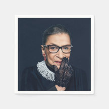 Ruth Bader Ginsburg con guante