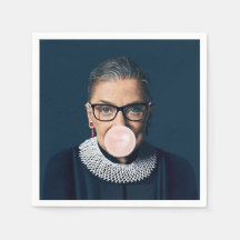 Ruth Bader Ginsburg Soplando chicle rosa