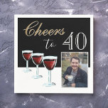 Servilleta De Papel Saludos a 40 Red Wine Glass Photo 40th Birthday<br><div class="desc">Saludos a las 40 servilletas Fiestas Red Wine Glass Photo 40th Birthday. Tres vasos de vino tinto,  tipografía de moda en tonos blancos y dorados y fondo negro. Personalice las servilletas con su foto y el número de edad.</div>