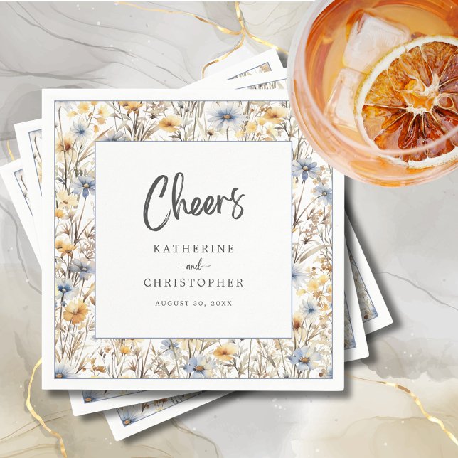 Servilleta De Papel Saludos Dusty Blue Wildflower Wedding (Cheers Dusty Blue Wildflower Wedding Reception Cocktail Napkin with Couple Names, Date.)