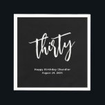 Servilleta De Papel Sencilla servilletas de Fiesta Black 30th Birthday<br><div class="desc">Es hora de que el fiesta celebre una fiesta de cumpleaños número 30 con esta moderna y audaz servilleta de cumpleaños. Este sencillo y elegante diseño tiene un elegante fondo negro con acentos de escritura manuscrita blanca mezclados con un moderno tipo de letra sans serif. Personalice la plantilla de texto...</div>