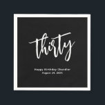 Servilleta De Papel Sencilla servilletas de Fiesta Black 30th Birthday<br><div class="desc">Es hora de que el fiesta celebre una fiesta de cumpleaños número 30 con esta moderna y audaz servilleta de cumpleaños. Este sencillo y elegante diseño tiene un elegante fondo negro con acentos de escritura manuscrita blanca mezclados con un moderno tipo de letra sans serif. Personalice la plantilla de texto...</div>