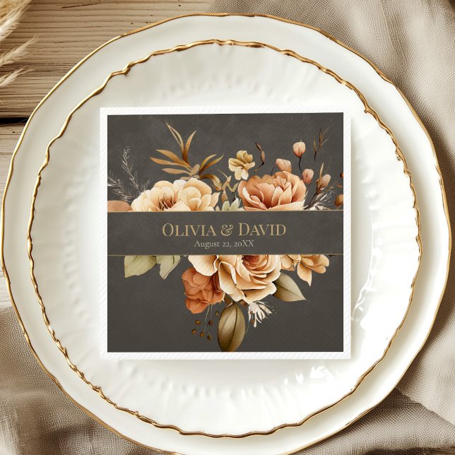 Servilleta De Papel Servilletas de boda florales de taupe elegantes (Elegant Taupe Floral Wedding Napkins on a wedding table with gold and white porcelain plate)
