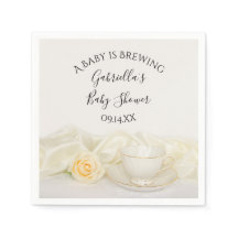 Té Cup y el bebé de rosa blanca se está preparando