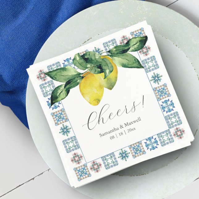 Servilleta De Papel Toallas de boda personalizadas Amalfi Tile y Lemon (Amalfi coast inspired cocktail napkins feature Italian blue tile with watercolor lemons by Victoria)