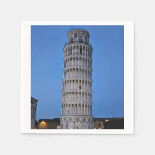 Servilleta De Papel Torre inclinada al anochecer