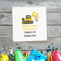 Tres y cavar la construcción tercer Fiesta de cump