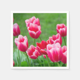 Servilleta De Papel Tulipanes escarlatas lindos en el jardín