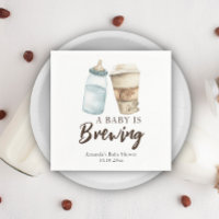 Un bebé está preparando café en botella para baby