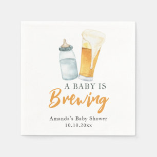 Servilleta De Papel Un bebé está preparando cerveza de botella